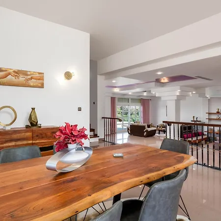 Villa Diamanti Prime Location